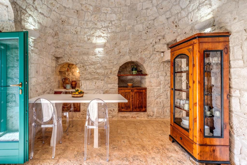 Trullo La Sacchina in Ostuni - Tap to explore photos