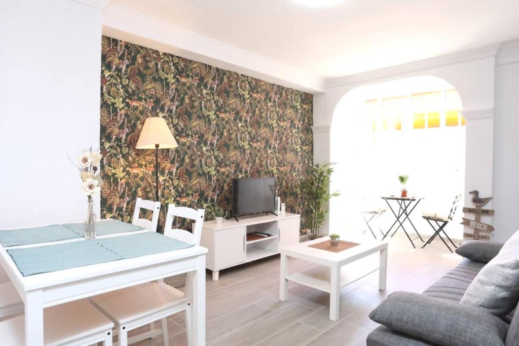 El Rebalaje - 3-Bedroom Apartment for 6 on the 9th Floor with Lift - Near Metro and Beach - Tap to explore photos