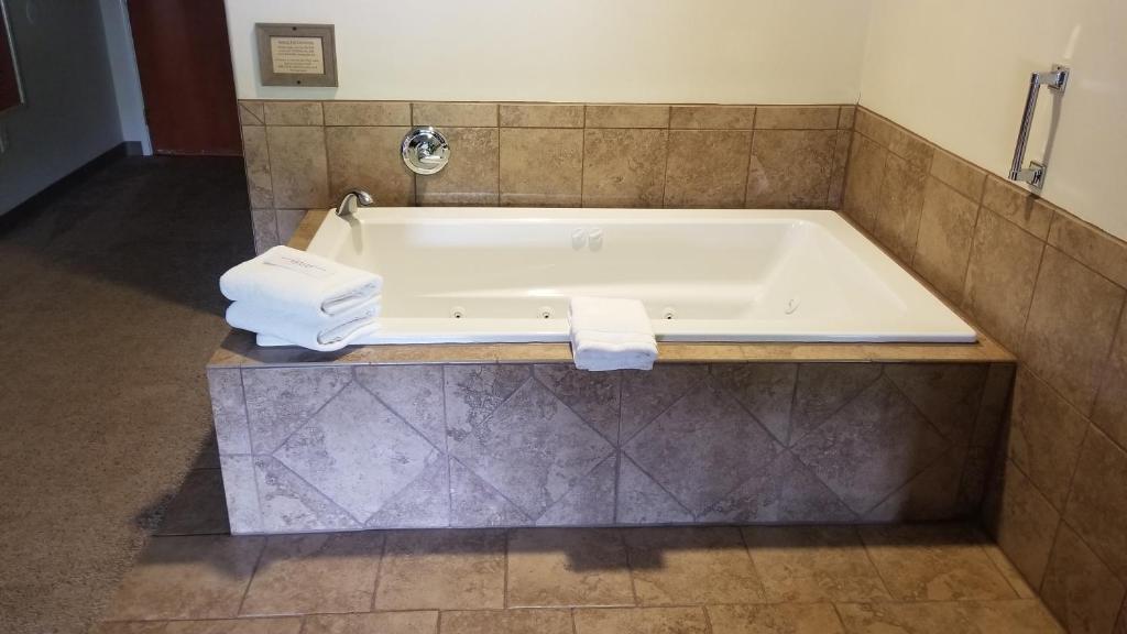 Grand View Inn & Suites - Tap to explore photos