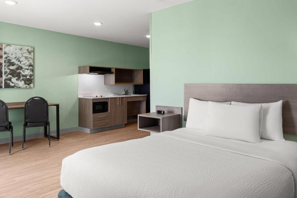 ECHO Suites Extended Stay by Wyndham Indianapolis AmeriPlex - Tap to explore photos