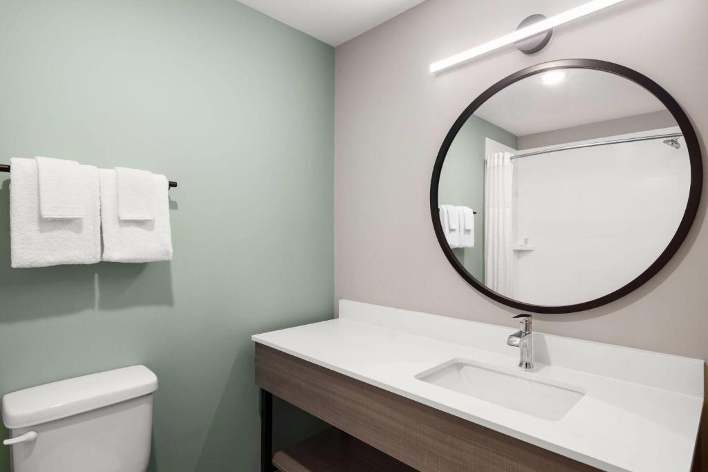 ECHO Suites Extended Stay by Wyndham Indianapolis AmeriPlex - Tap to explore photos