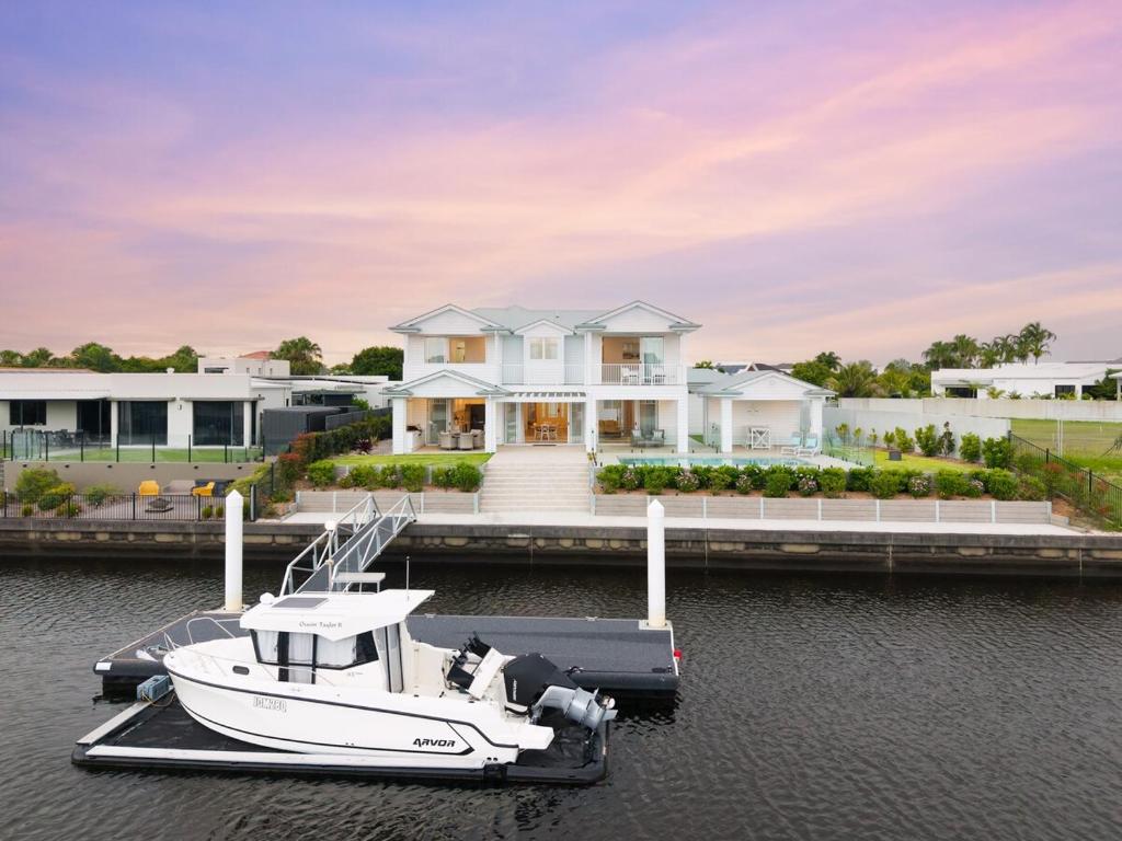 Hamptons On Dux Retreat
