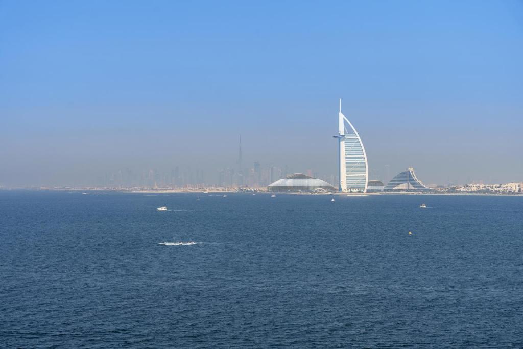 Dejaview Stays Luxury Apartment with Private Terrace, Burj & Sea View photo 3