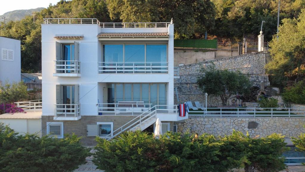 Villa Dhermi photo 1