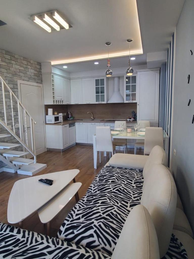 Stylish 2BR Duplex w Balcony photo 3
