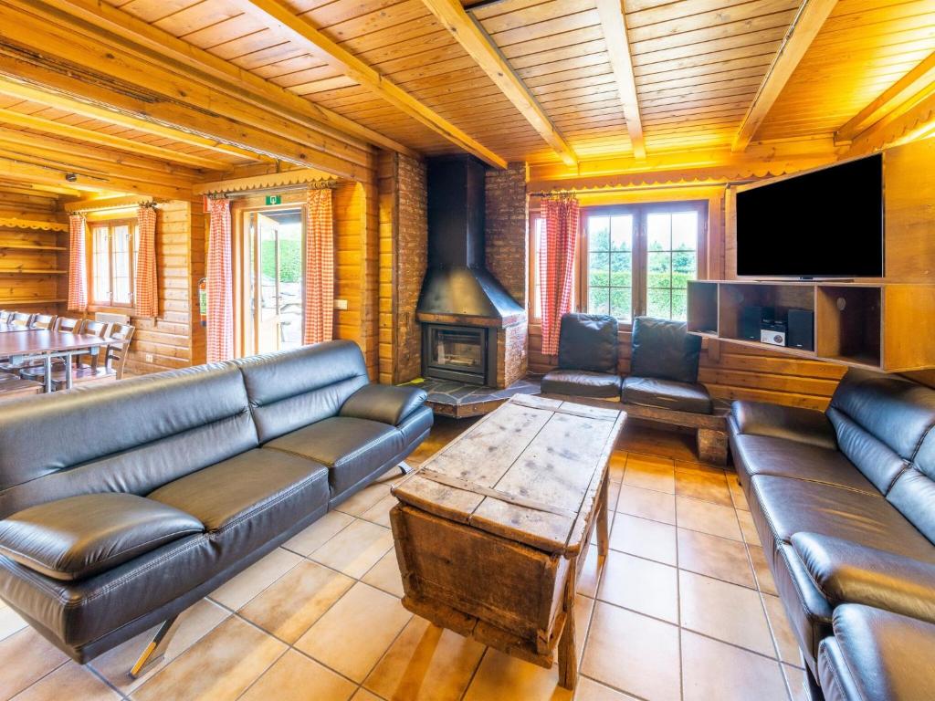 Majestic chalet in Durbuy 200 meters from the Golf, cleaning included