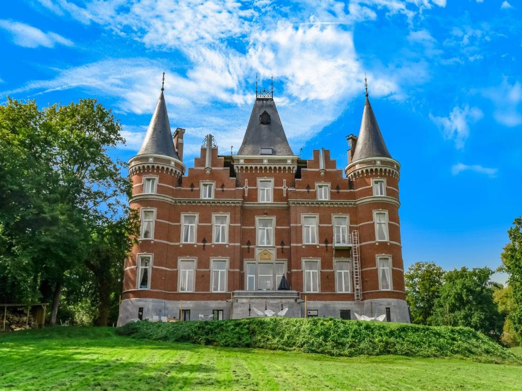 Castle with wellness and zipline, cleaning included photo 1
