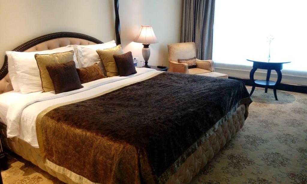 Сьюит (Luxury Suite 1 Bedroom Lake View King Bed), Taj Krishna