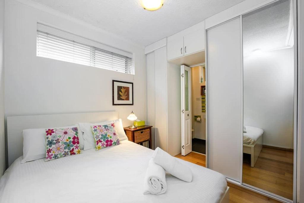 Central & Cozy Fitzroy Studio Apartment with parking photo 2
