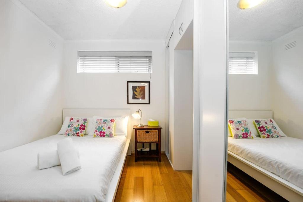 Central & Cozy Fitzroy Studio Apartment with parking photo 4