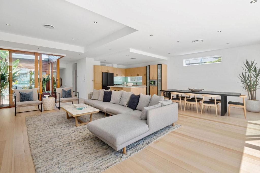 Spectacular Beachfront Entertainer's Apartment photo 1