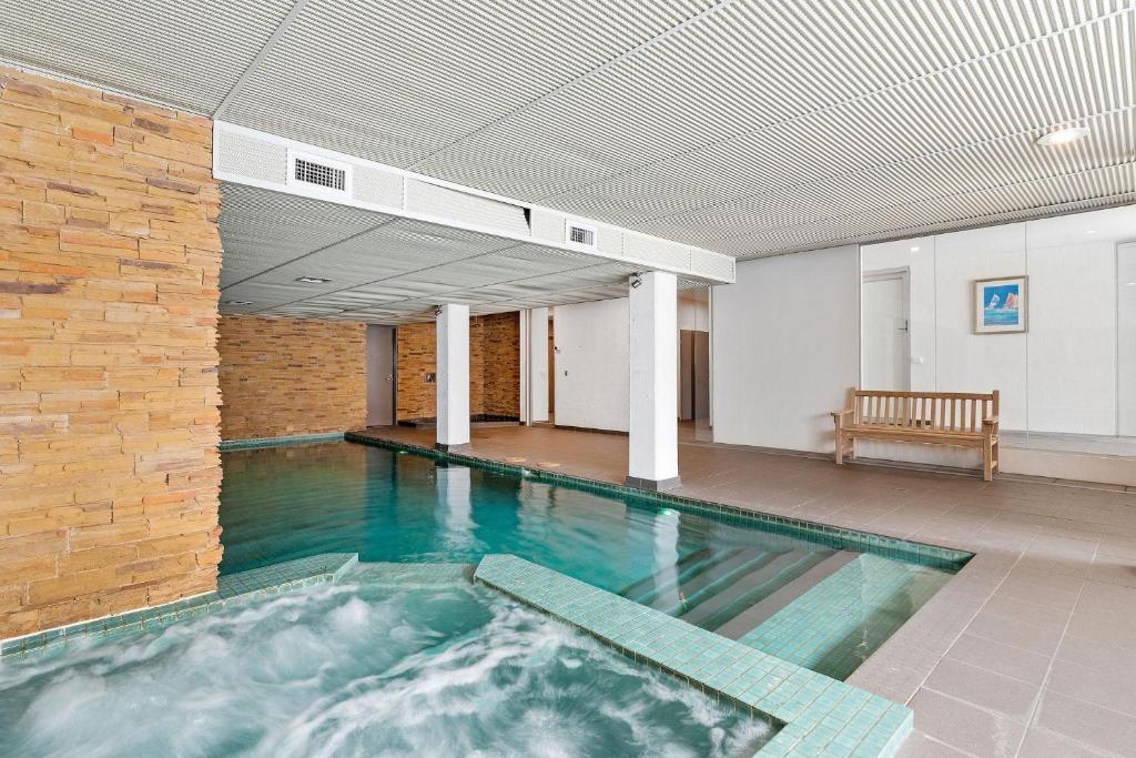 Spectacular Beachfront Entertainer's Apartment photo 2