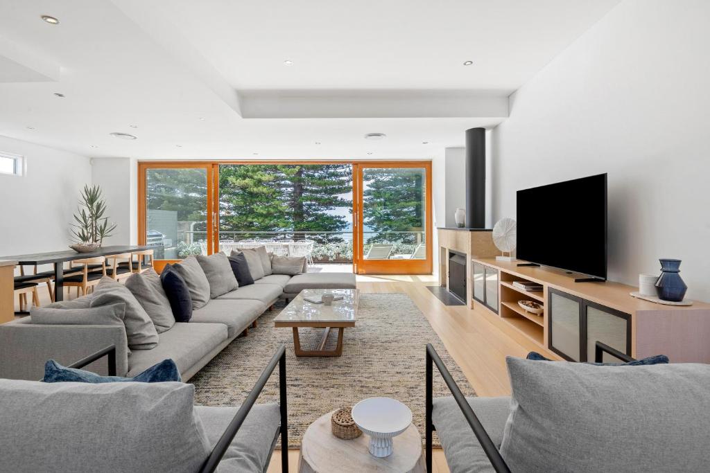 Spectacular Beachfront Entertainer's Apartment photo 3