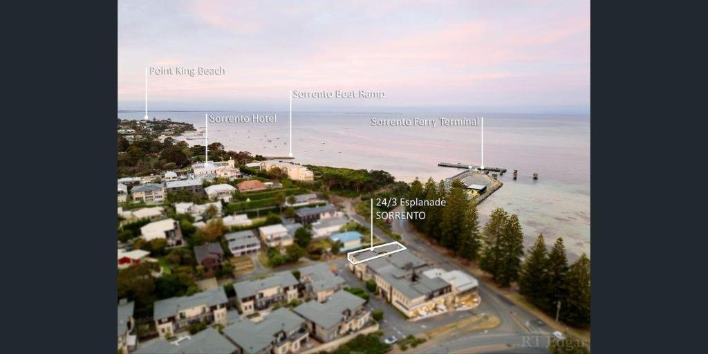 Spectacular Beachfront Entertainer's Apartment photo 4