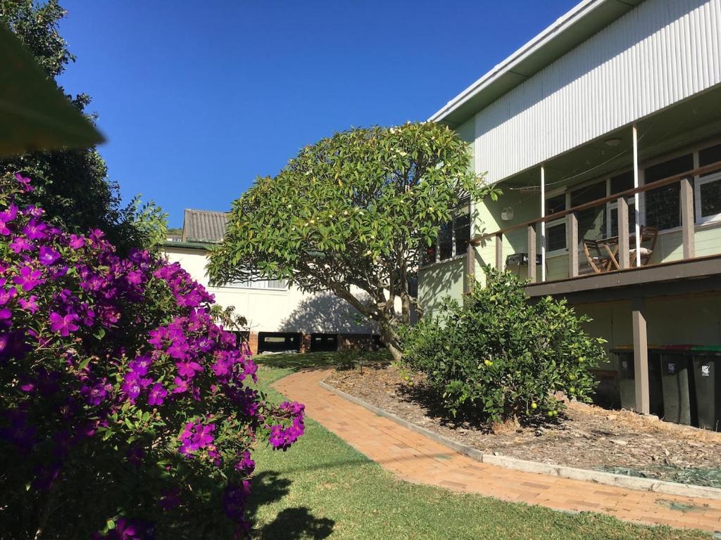 Crescent Head retro surf shack, flat walk to beach photo 1
