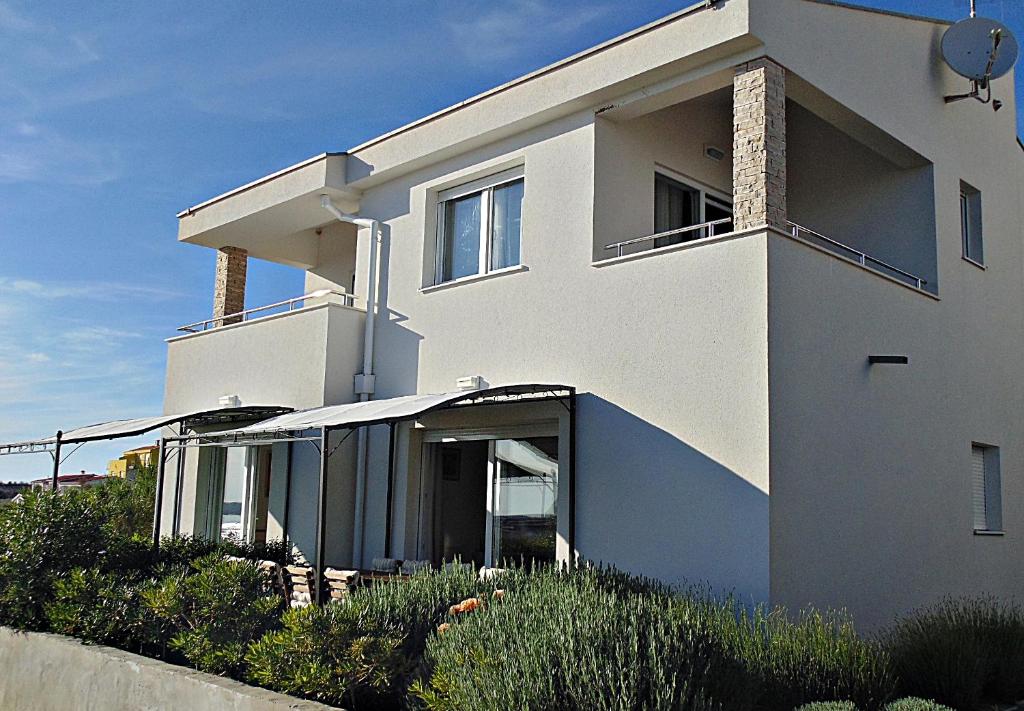 House Natali 70m from the beach - free EV top up
