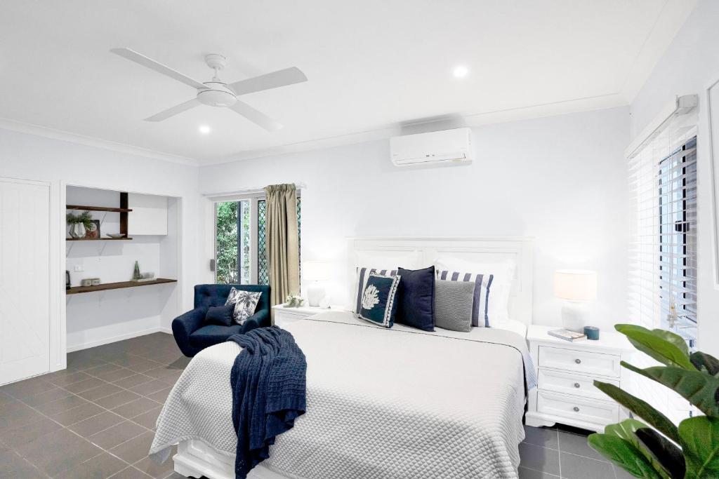 Palm Cove Studio Apartments - Tap to explore photos