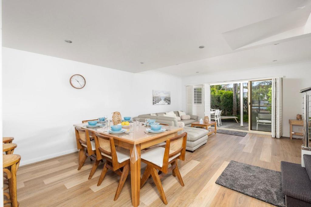Oaks Pacific Blue Port Stephens. Apartment overlooking the Pool photo 2