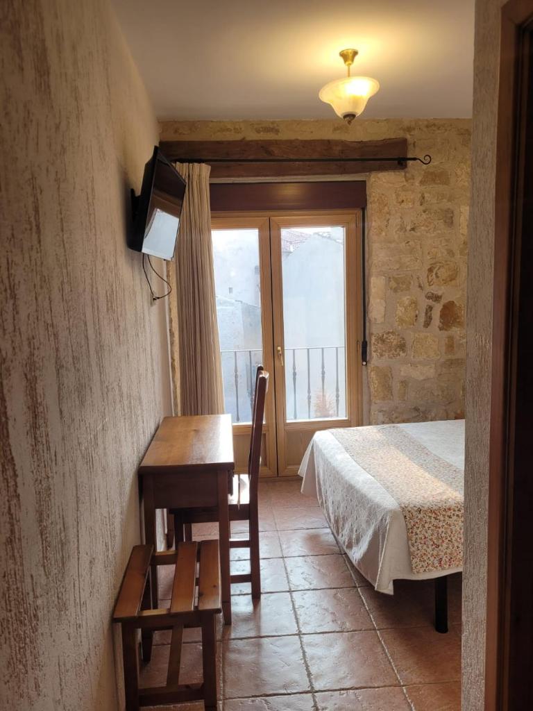 hostal Decerca Prádena Room Type - Deluxe Triple Room