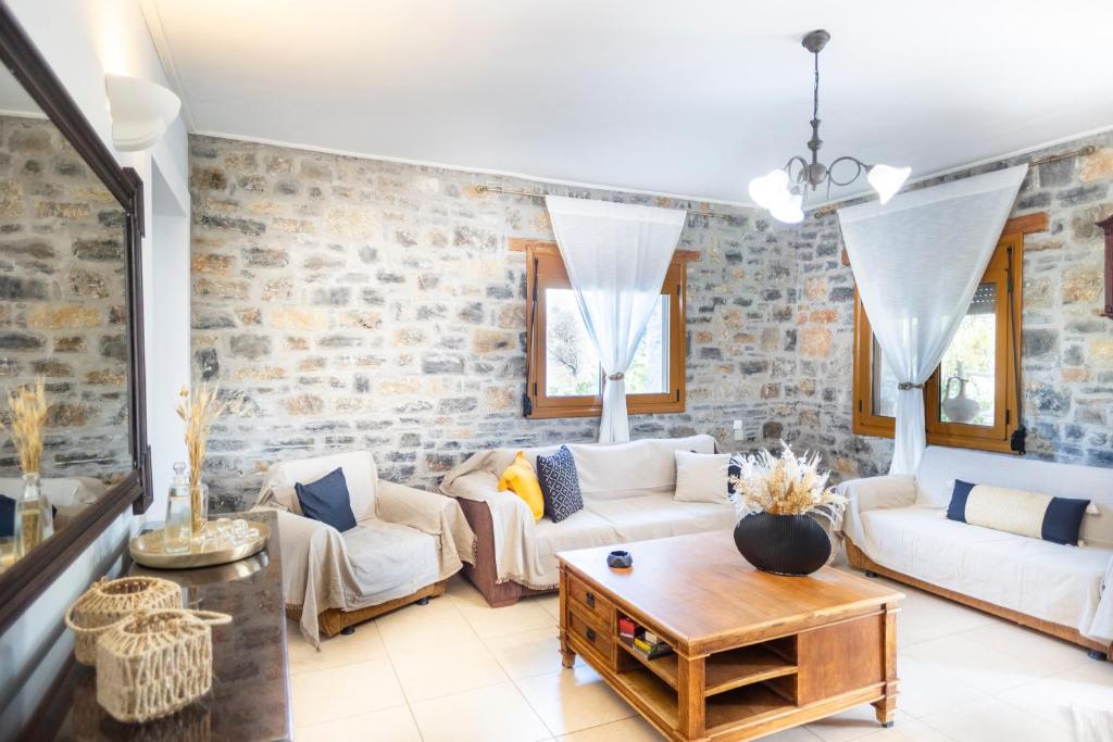 Villa Eleftheria 5 bedrooms, swimming pool in Panormo - Tap to explore photos