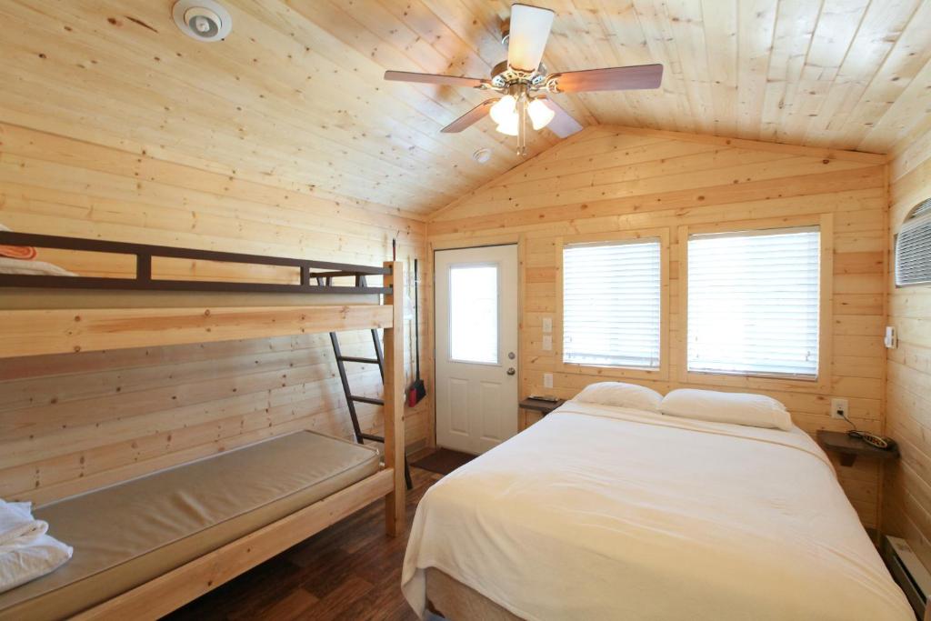 Lake Conroe Queen Studio Cabin 5 photo 1