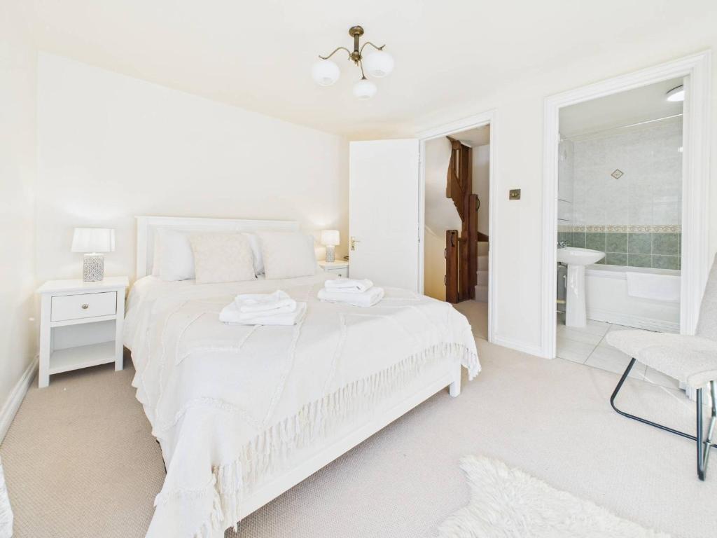 Romantic Cottage in the Cotswolds with Private Parking and WiFi - Tap to explore photos