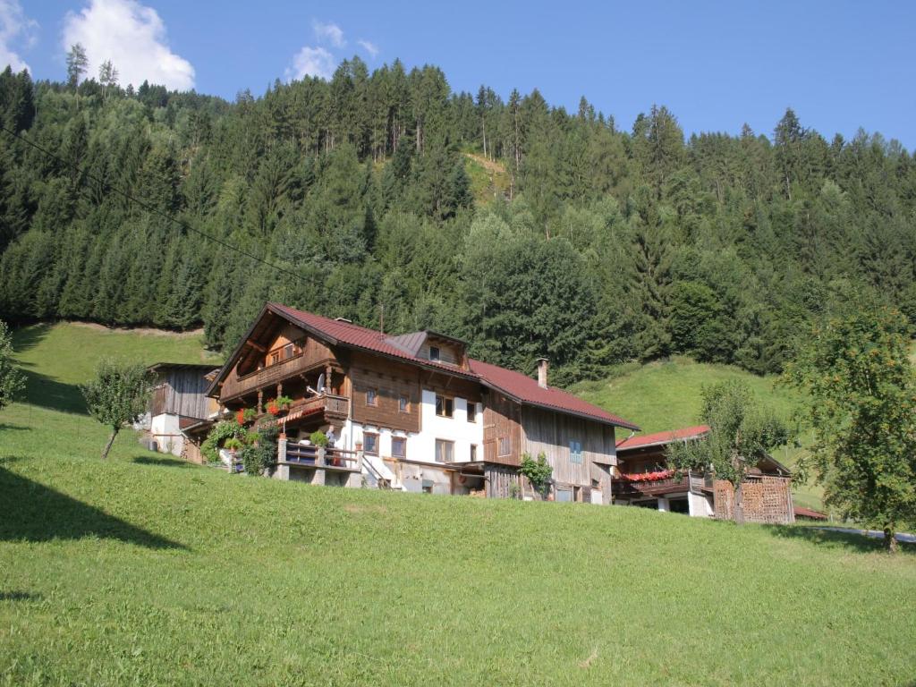 Beautiful flat near the Hochzillertal ski area, cleaning included photo 1