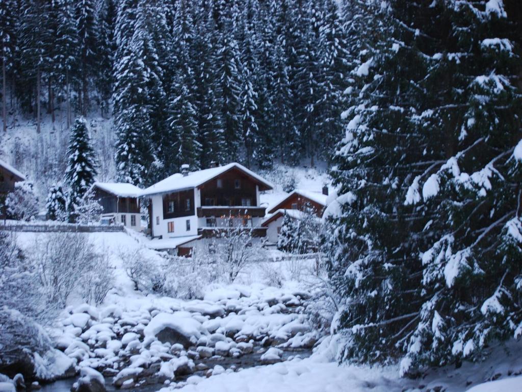Spacious holiday home in Mayrhofen with hot tub, cleaning included photo 1