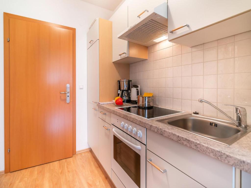 Quiet apartment with ski storage, cleaning included photo 3