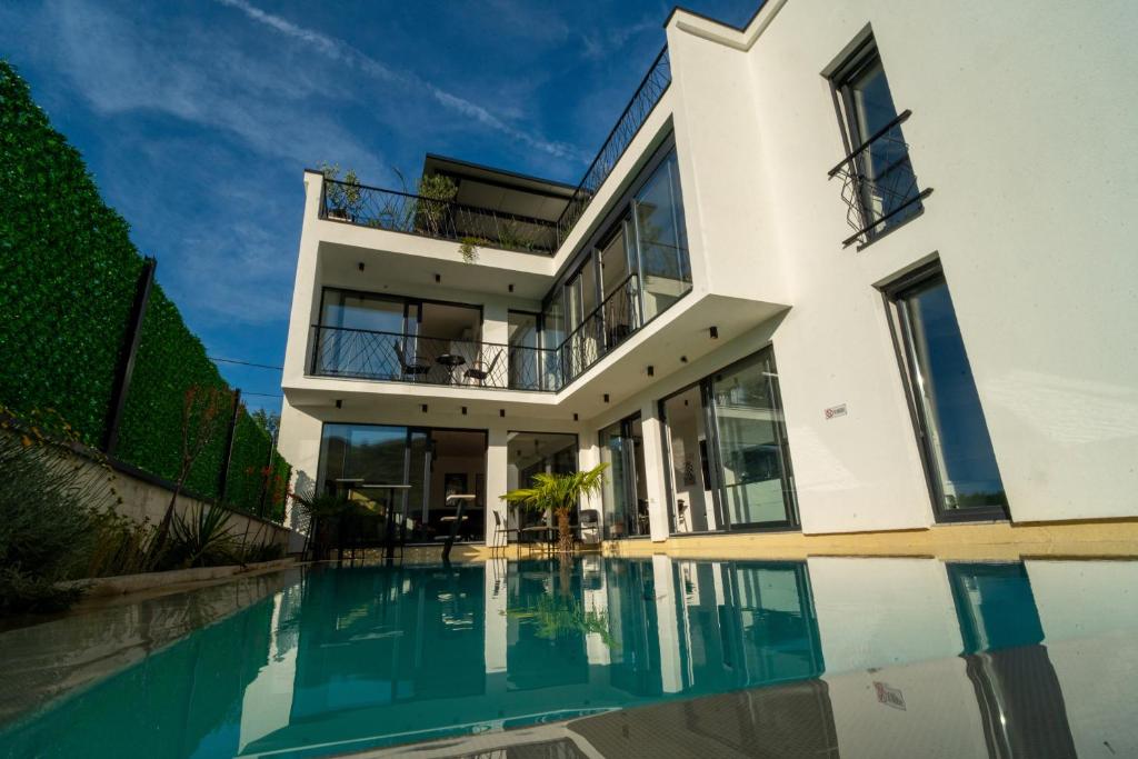 Luxe House Bianca photo 1