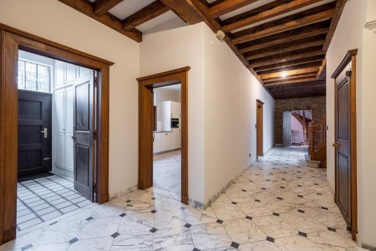 Executive en-suite bedroom with private entrance and gym access
