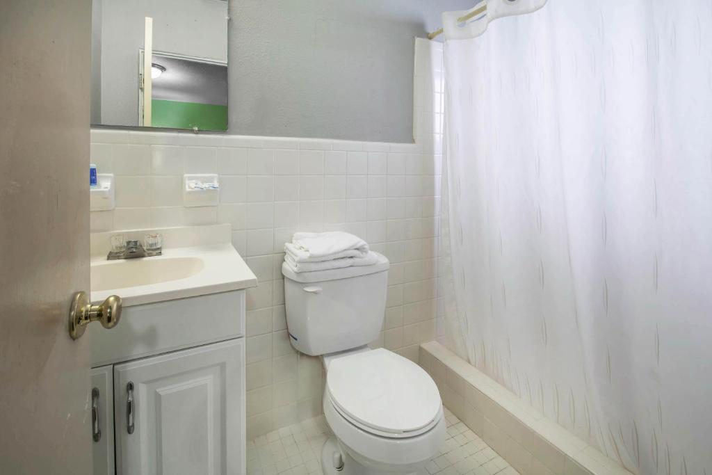 Rodeway Inn & Suites Winter Haven Chain of Lakes photo 2