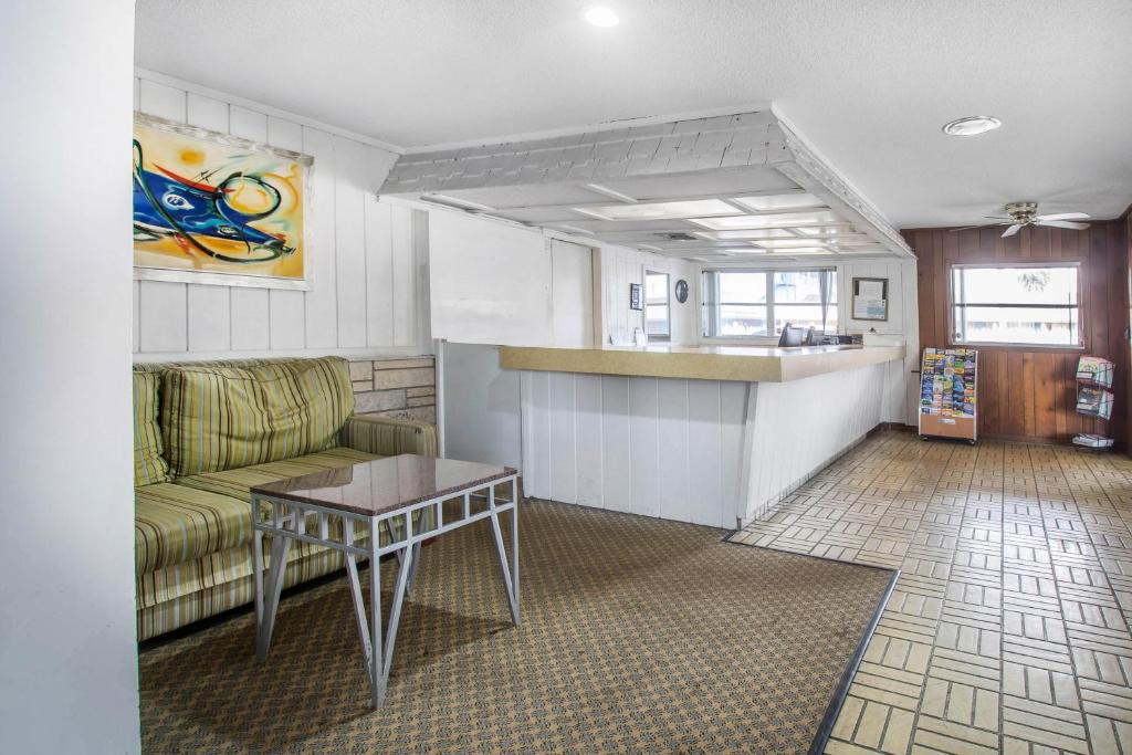 Rodeway Inn & Suites Winter Haven Chain of Lakes photo 3