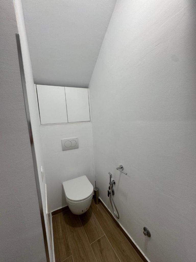 Lois Apartment photo 4
