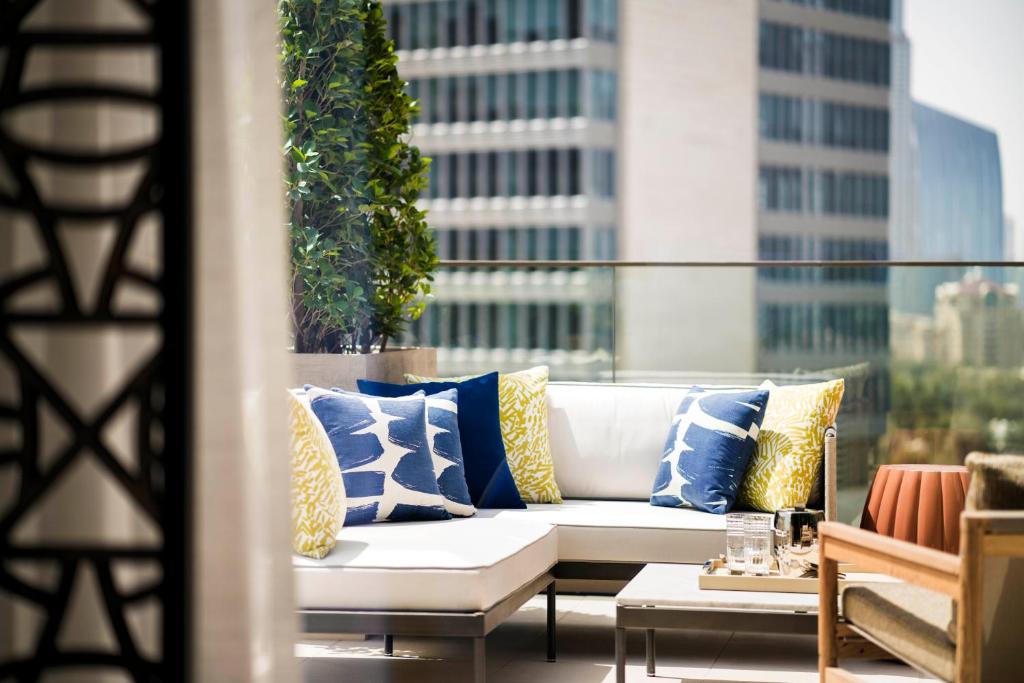 Сьюит (Люкс с 1 спальней, кроватью размера «king-size» и террасой), Отель Four Seasons Hotel Dubai International Financial Centre