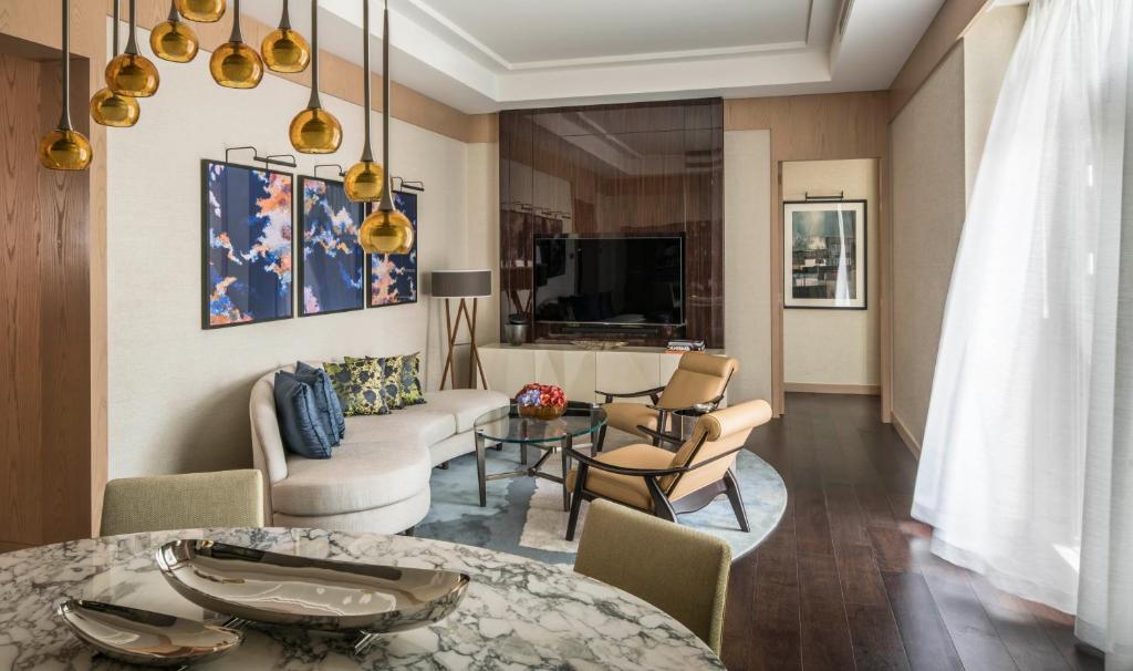 Сьюит (Люкс с 1 спальней, кроватью размера «king-size» и террасой), Отель Four Seasons Hotel Dubai International Financial Centre
