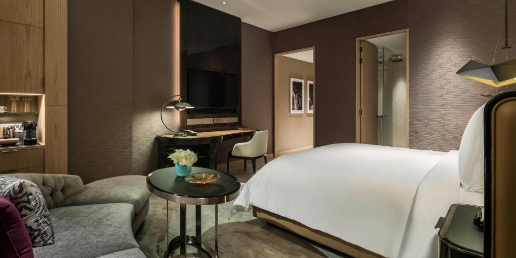 Двухместный (Улучшенный номер с кроватью размера «king-size»), Отель Four Seasons Hotel Dubai International Financial Centre