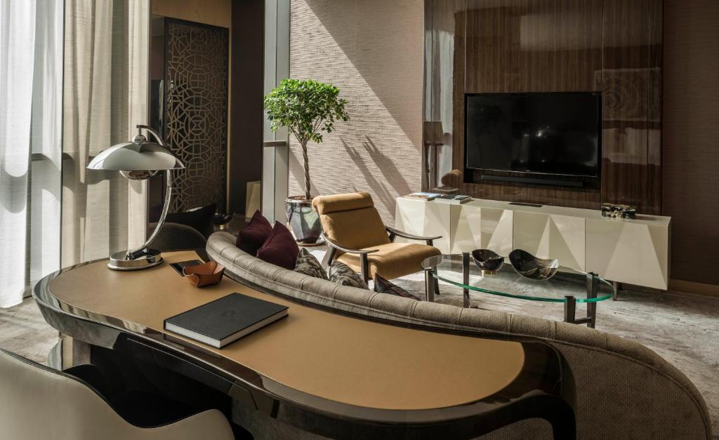 Студио (Люкс-студио с кроватью размера «king-size»), Отель Four Seasons Hotel Dubai International Financial Centre