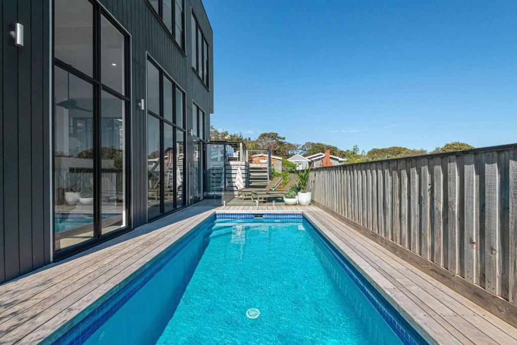 Panoramic Views & Contemporary Style photo 2