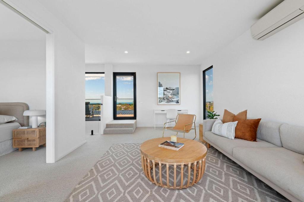 Panoramic Views & Contemporary Style photo 4