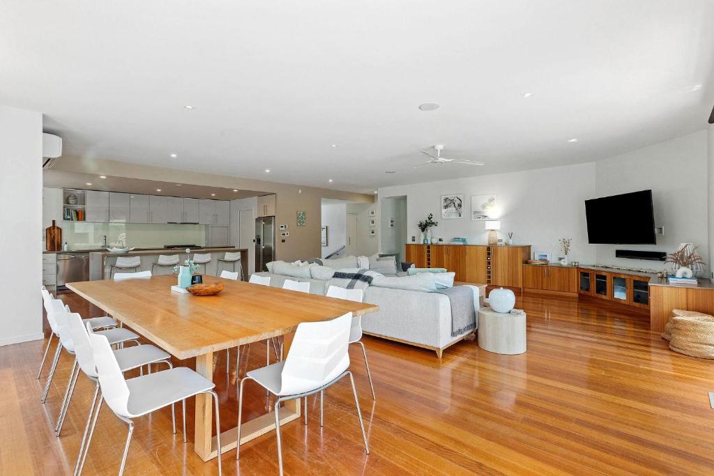 Resort-style living close to front beach and shops photo 2