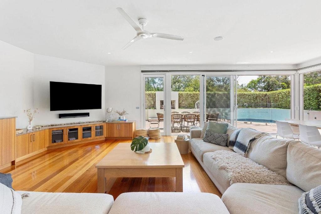 Resort-style living close to front beach and shops photo 3