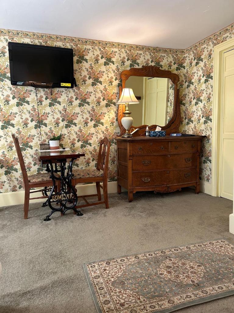 Aiken Manor B&B - Tap to explore photos