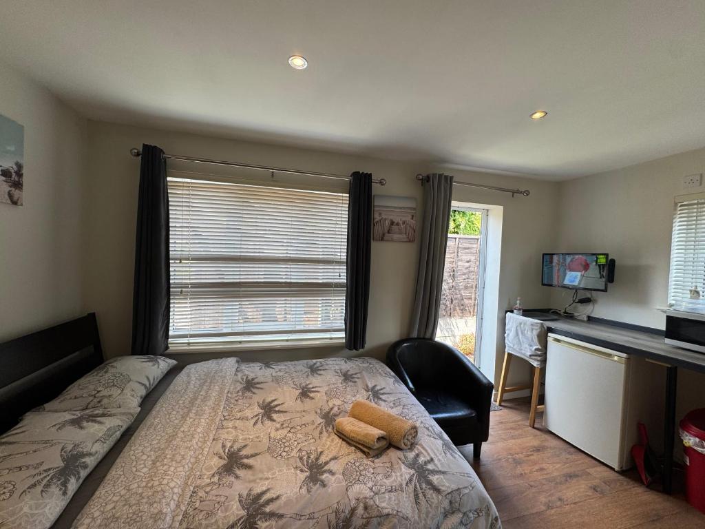 Studio-2 Staines,Heathrow, London-own entrance - Tap to explore photos