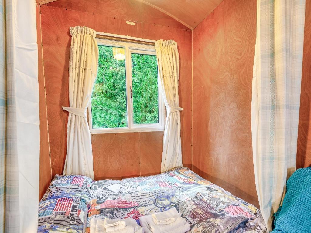 Shepherds Hut - Tap to explore photos