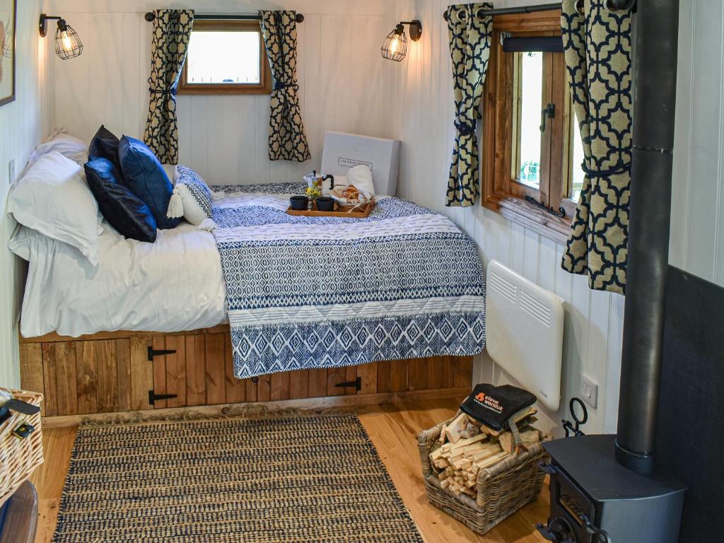 Keldholme Shepherds Hut - Uk37158 - Tap to explore photos