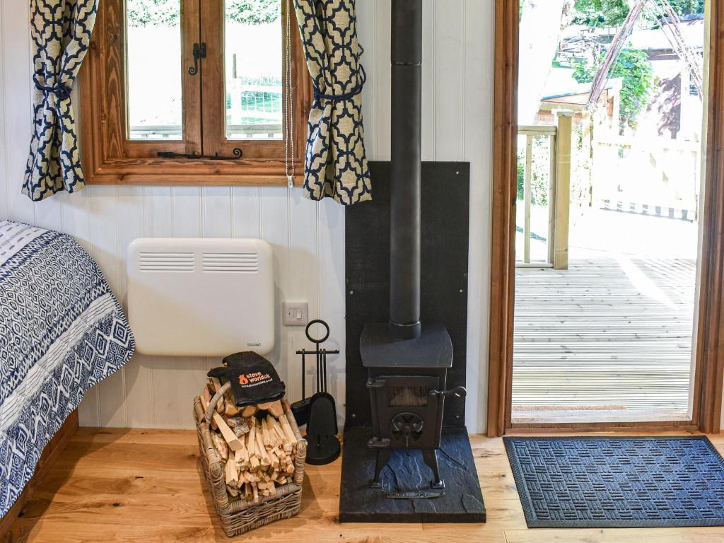 Keldholme Shepherds Hut - Uk37158 - Tap to explore photos