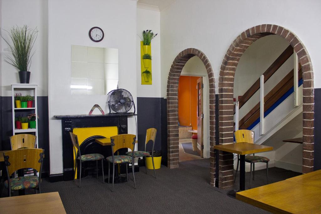 Adelaide Travellers Inn - Hostel - Tap to explore photos