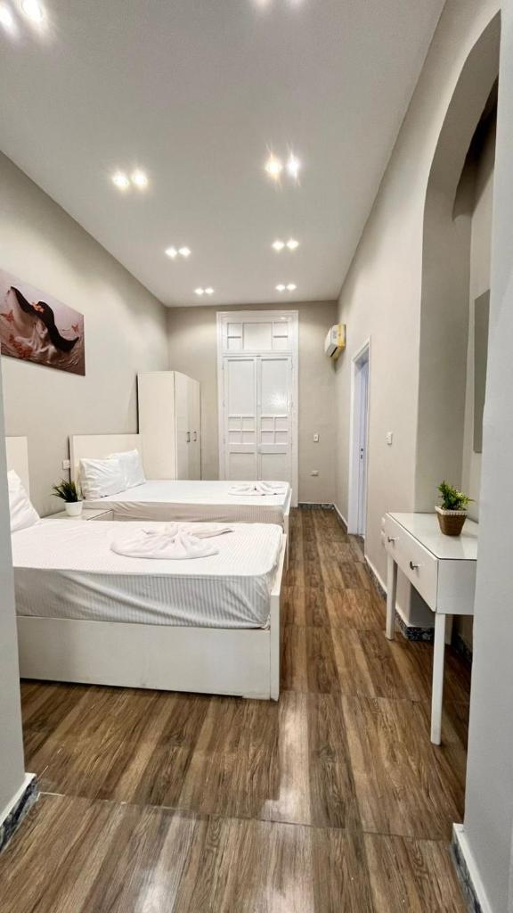 charming studio - Tap to explore photos