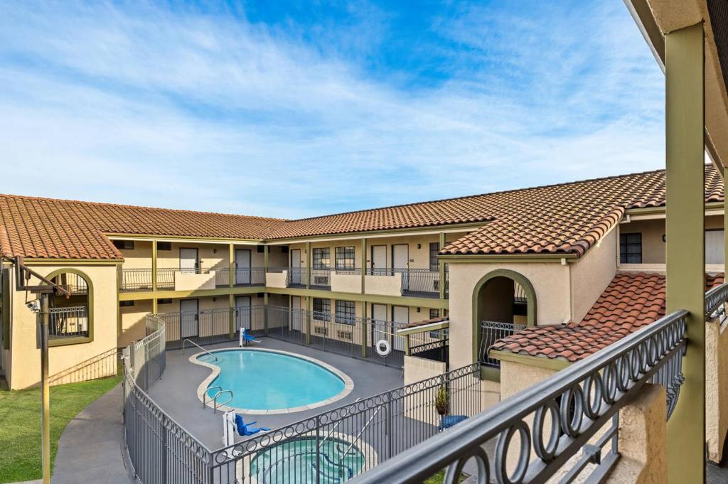 Rodeway Inn Santa Ana - Garden Grove - Tap to explore photos